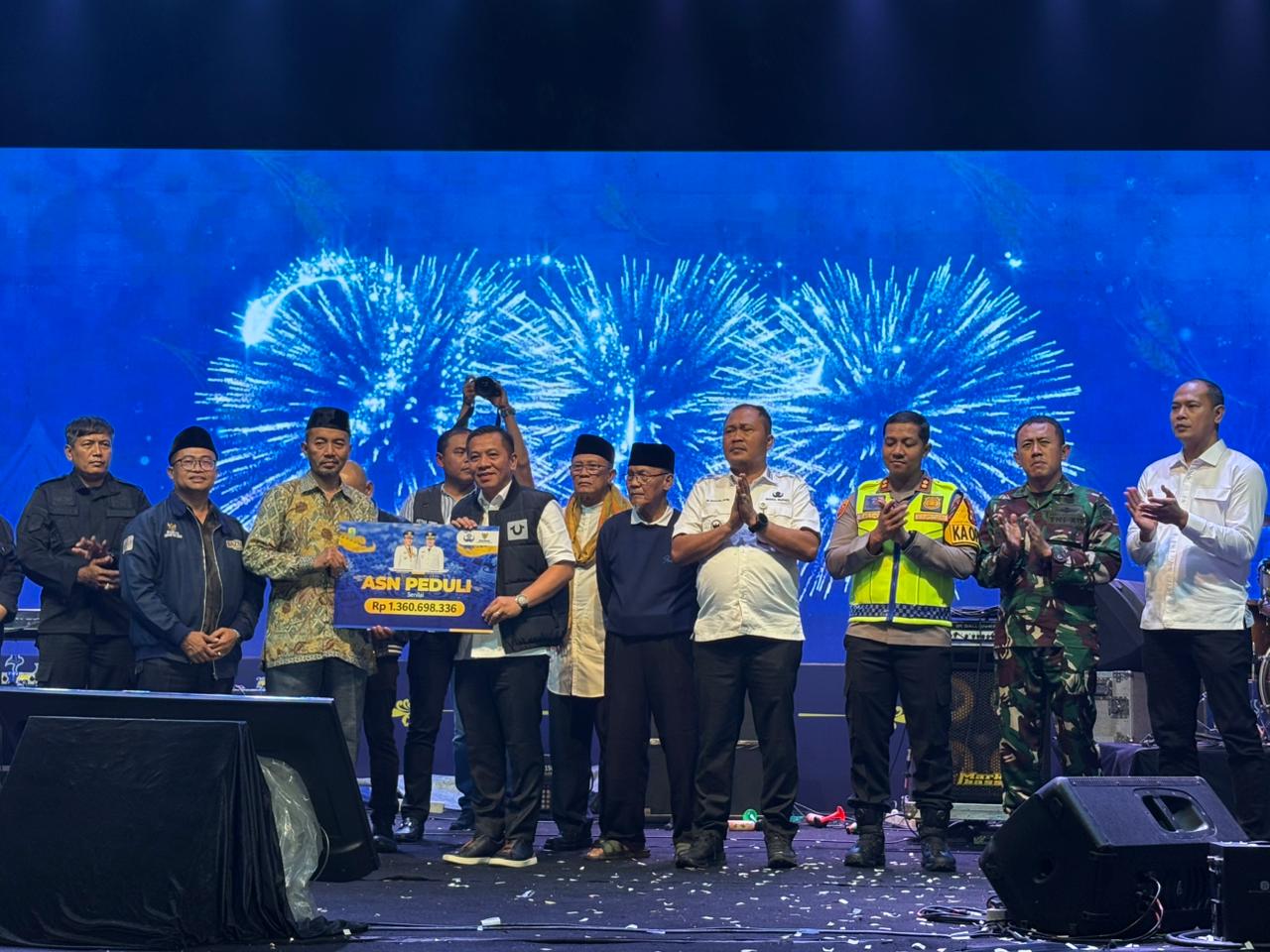 Menutup Akhir Tahun 2025, Pemkab bersama Baznas Karawang Salurkan 1,3 M Bantuan Untuk Sumatera dan Palestina 